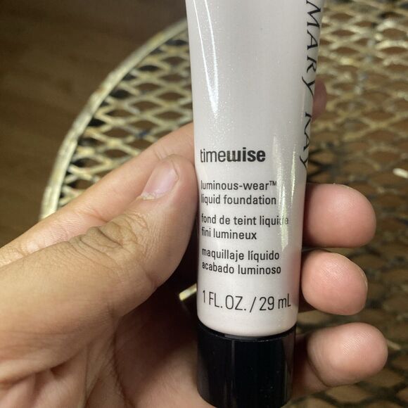 Mary Kay TimeWise Luminous-Wear Liquid Foundation BRONZE 8 038772 NEW OLD STOCK - Picture 2 of 4